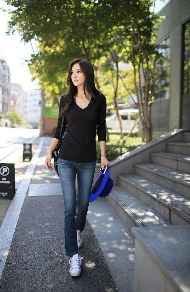 牛仔裤的魅力，穿出修长腿部，时尚尽显！