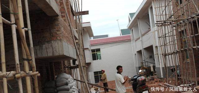 为何城市楼房建个不停，而农村盖房却被禁止，背后的原因令人心酸