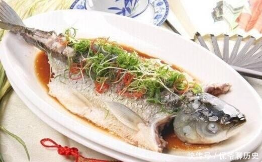 食材:做清蒸鱼,先放蒸鱼豉油还是先淋油顺序弄错了,难怪鱼肉腥味重