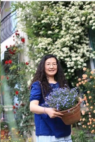  小院：不争朝夕，只闻花香，她花费12年缔造了一座繁花小院