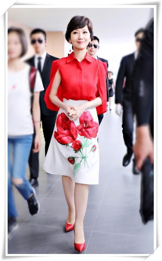 赵雅芝终于不扮嫩,蕾丝上衣老态尽显,网友:这才是63岁该有的样