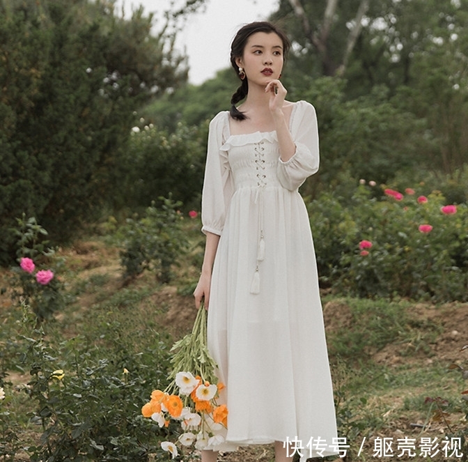 中又带点■春天这样穿裙装,温柔优雅又带点轻熟风,美得路人都侧目