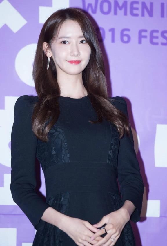 林允儿这是怎么了，看脸是20岁，身材曲线凸显，很有魅力