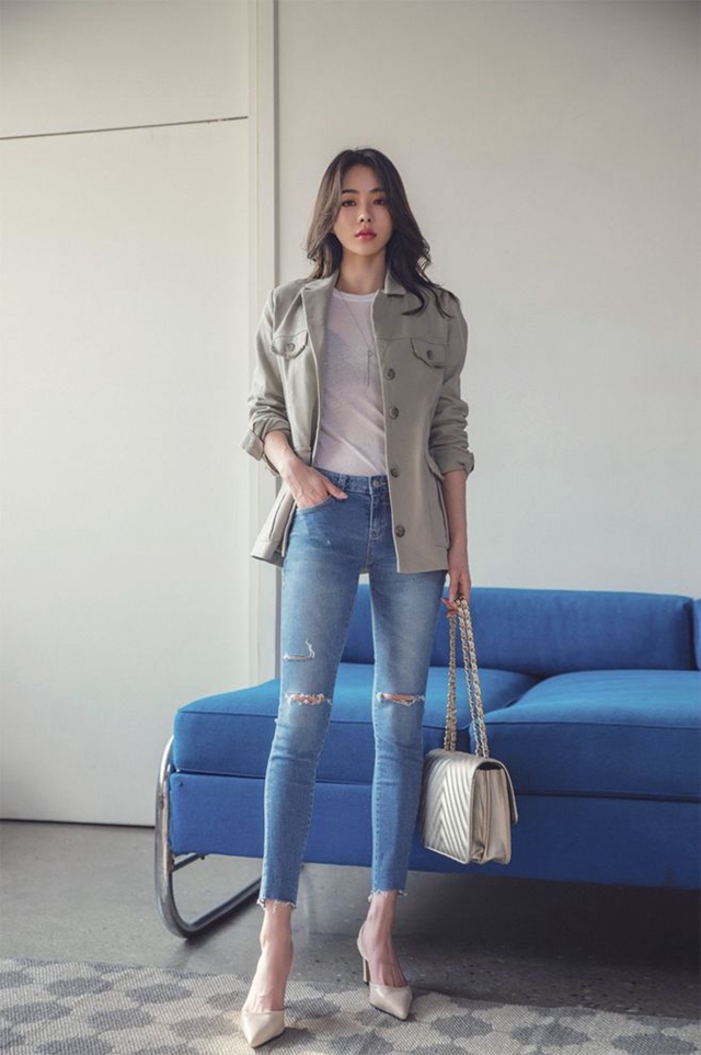 牛仔裤美女身材高挑，有气质，展示自己妖娆身材