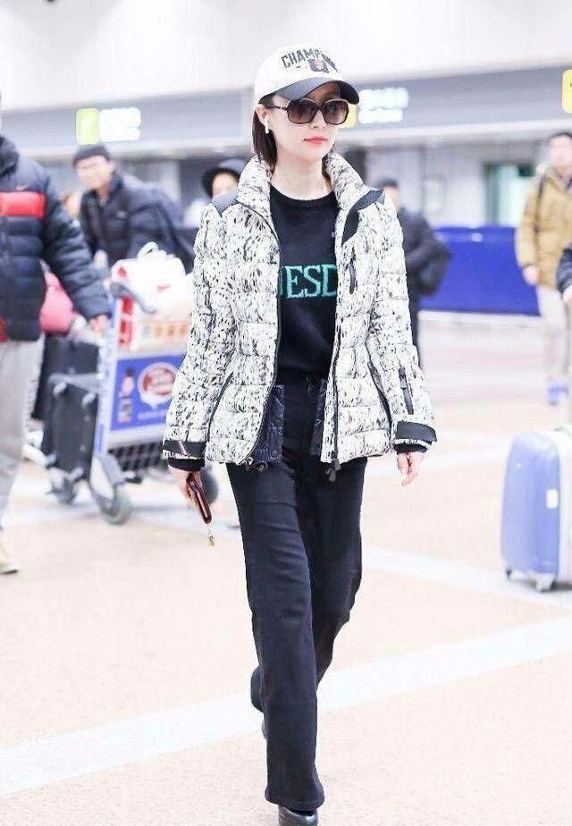 舒畅才是真的懂时尚，用一个头巾就巧妙的遮盖了自己额头的缺陷!