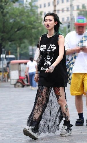 路人街拍，军绿色的纯色小吊带，秀出小姐姐精致优雅的锁骨