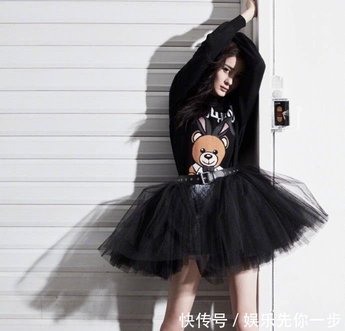 关晓彤跟杨幂撞衫, 网友: “整容脸”和原装脸的气质一目了然