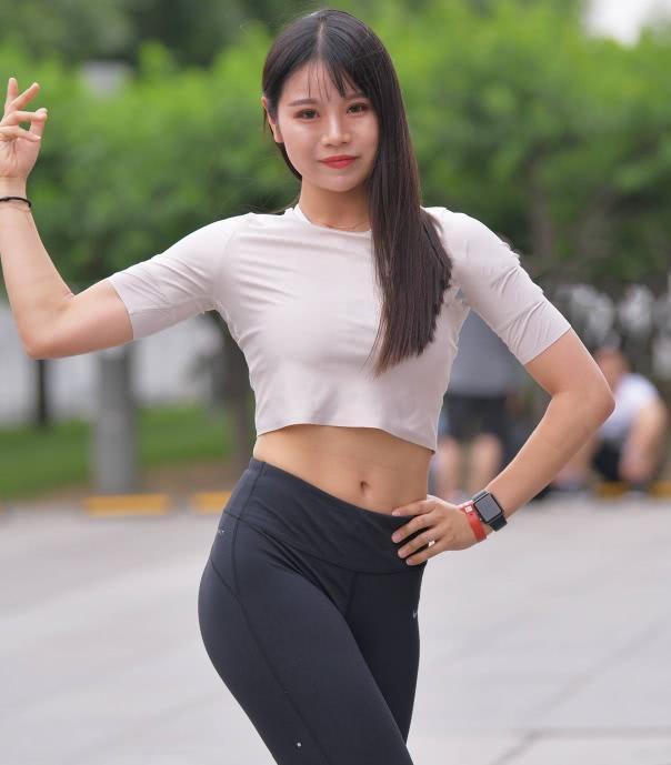 健身小姐姐紧身裤穿出肥硕臀线,这几个动作有点难度