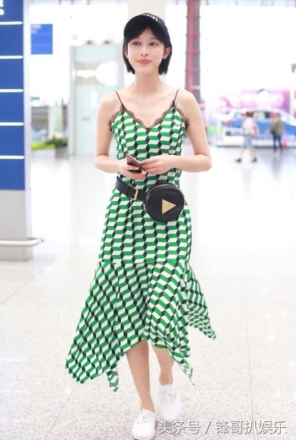 张俪在好好的衣服上围着一张口水巾，都34岁了还要强行装嫩!