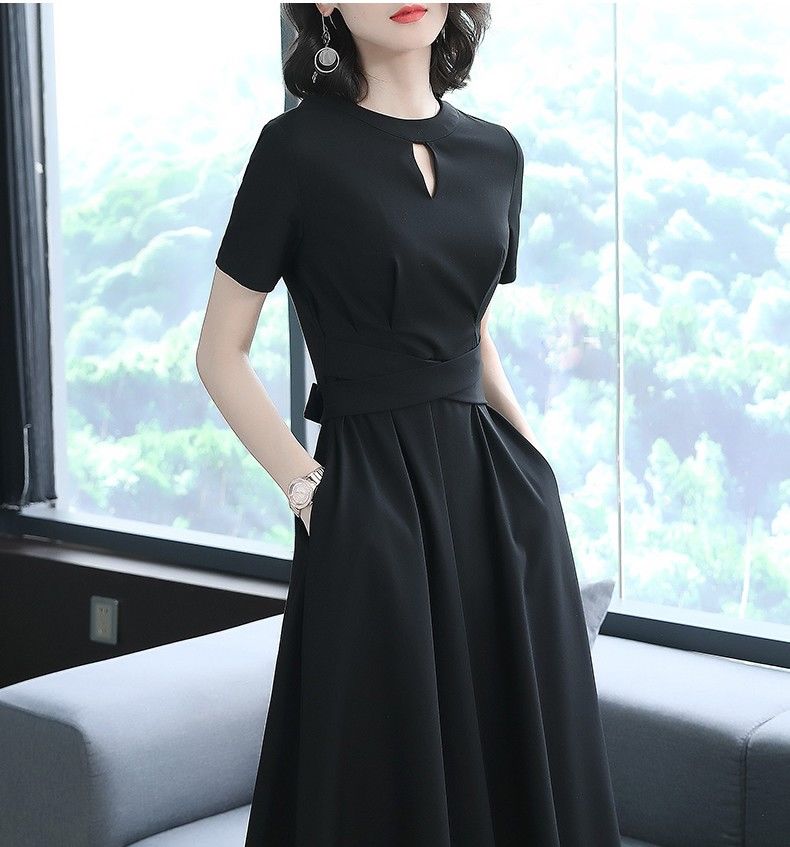 女人，腿粗胯宽，建议穿这10件小黑裙，一件上身美的自信精致