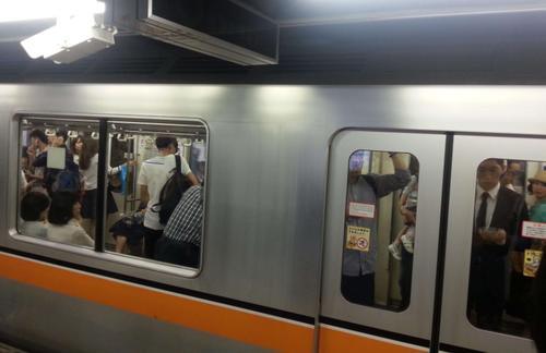 英国人嫌自家地铁旧，日本地铁太安静，中国地铁却得这种评价
