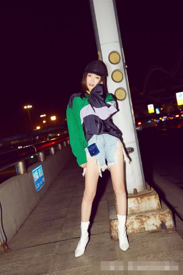 同是红裙套雨衣，当徐冬冬撞上秦岚，终于知道地摊和高级的区别！