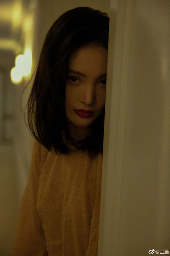 金晨穿优雅妖娆长裙秀小性感 玲珑身姿若隐若现