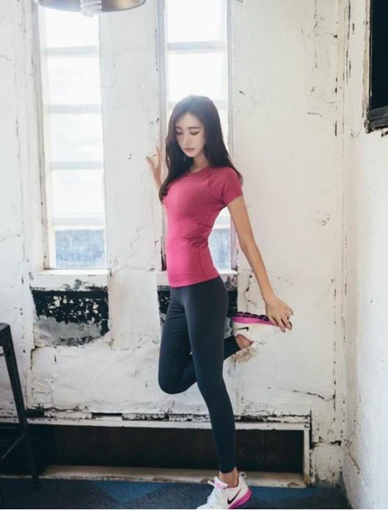 时尚的紧身裤搭配，让你的夏季美丽轻松显出众！