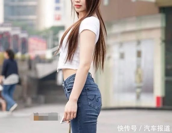 气质小姐姐穿紧身牛仔裤秀出好身材,这几个动作有点难度