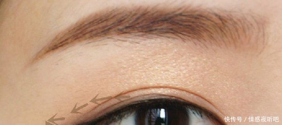 女子自卑不敢卸妆，朋友都疏远她，卸妆后男生却排队跪求交往！