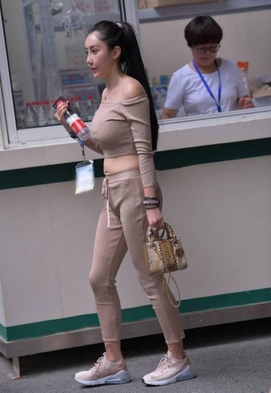  美女：街拍美女性感温柔善良的小姑娘，用姿容绝代形容不为过