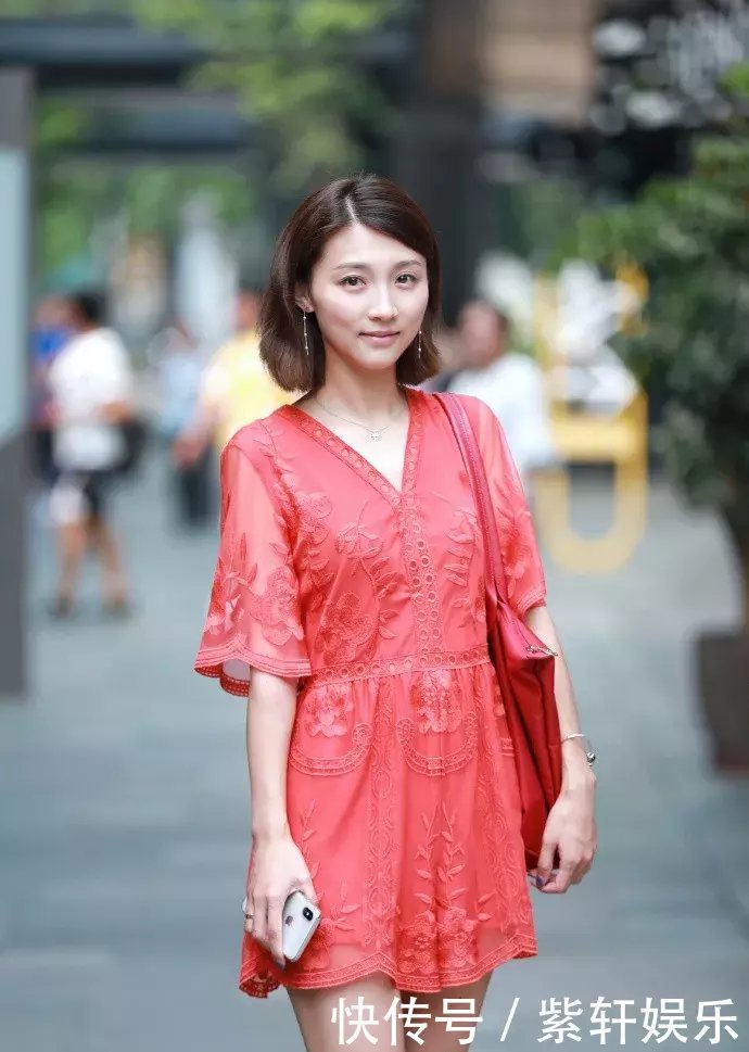 ?街拍 : 身材微胖的小姐姐穿着修身，凸显好身材，笑容令人心动