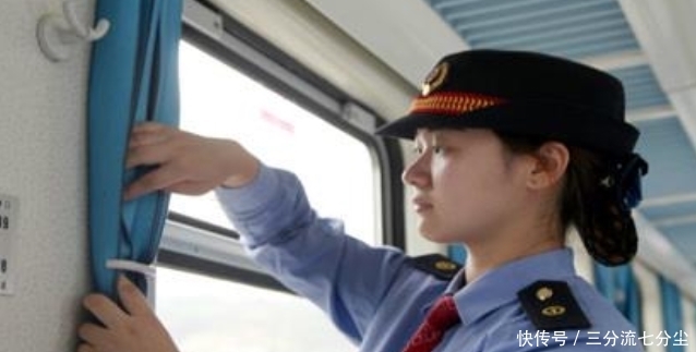 火车半夜经过一些地方,为何乘务员强制拉窗帘?看完才明白