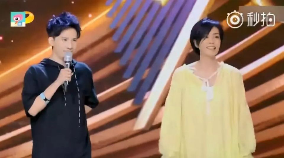 49岁王菲上综艺!红了这么多年还是气质精，时髦穿搭成范本