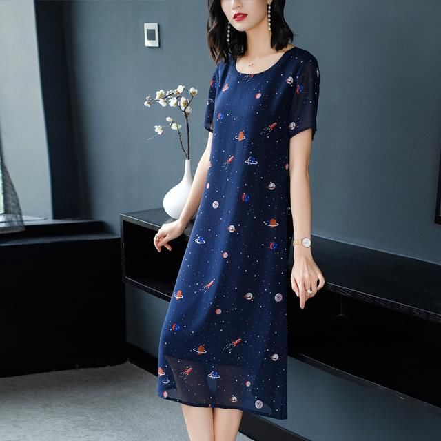 46岁表姐穿这秋裙真美嫩,一出门回头率直线上升,尽显高贵气质