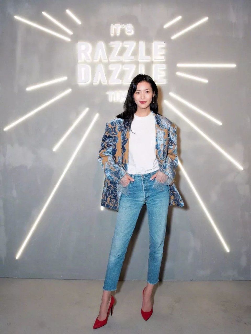 人手一件的小白T 怎样选才能不出错而且赢很大?