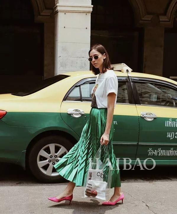 白色上装+亮色下装的三种穿搭方式，减龄显瘦正流行，贝嫂肯豆都