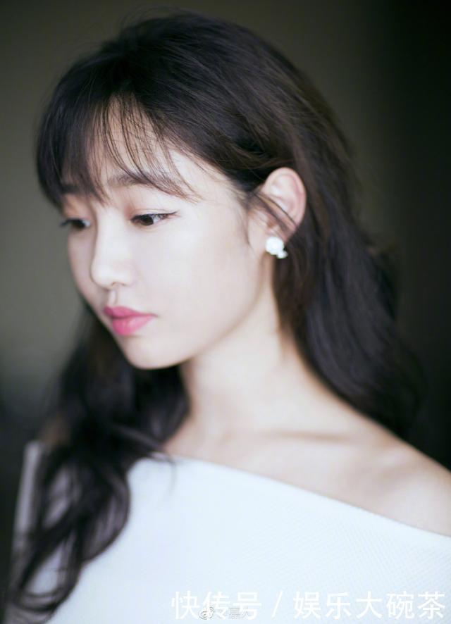 白百何身穿一字肩白色燕尾裙亮相 优雅大气 女人味十足