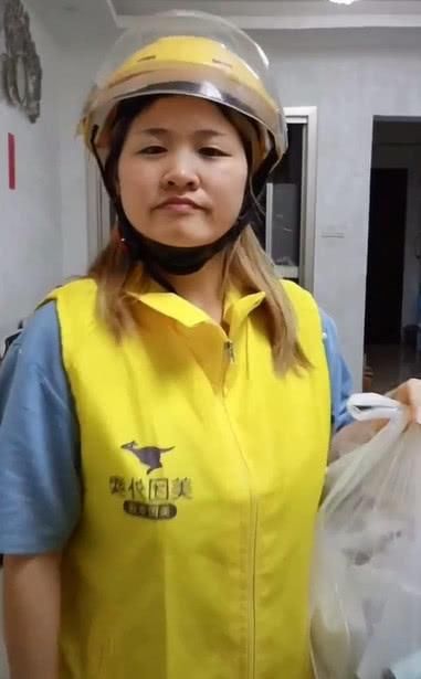 90后外卖大妈送餐都化妆，用胶带粘上肥肉后，太“惊艳”了！