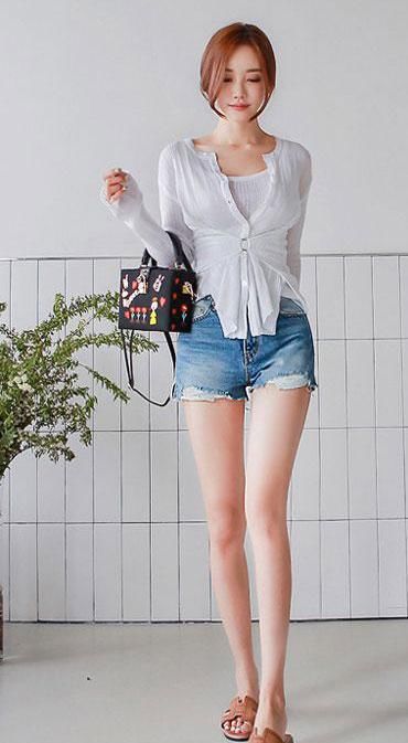 紧身裤随意搭配都时髦，妹子秀出好身材，看起来更性感