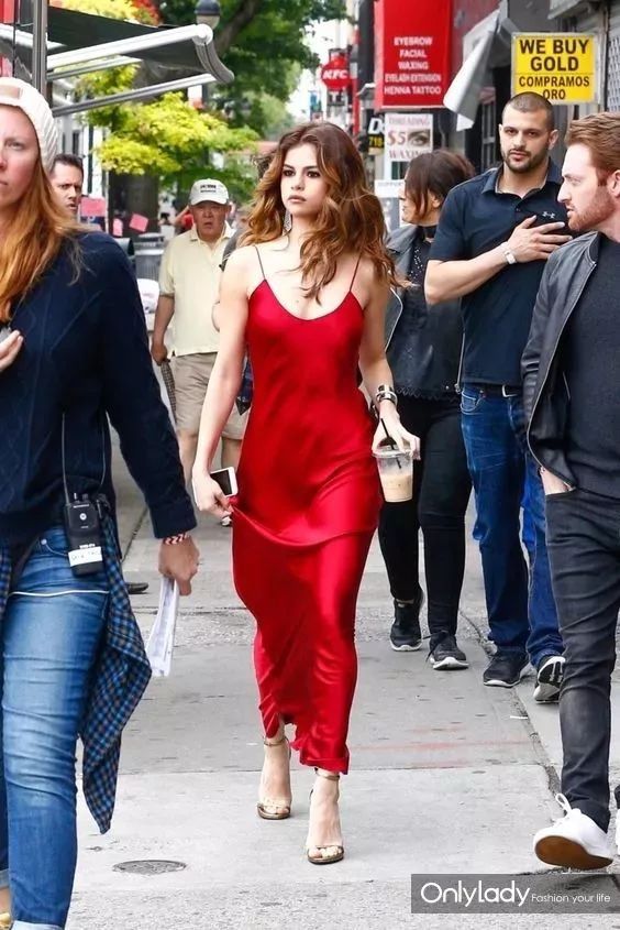 我最喜欢你什么样子?穿连衣裙的样子!