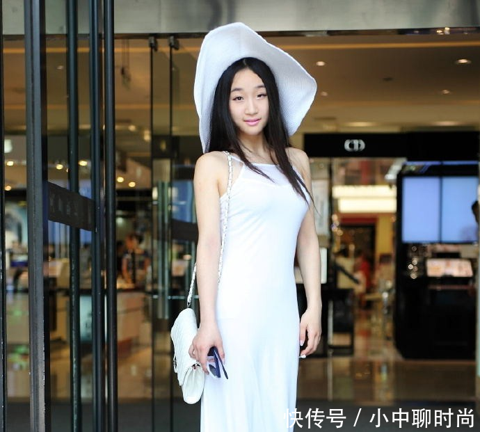 美女街拍, 紧身打底裤让每个女性都能大秀美腿!