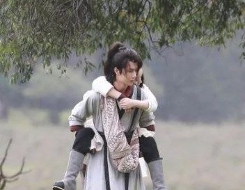 戏份■赵丽颖戏份被剧组删了很多,她将忍,还是离开剧组