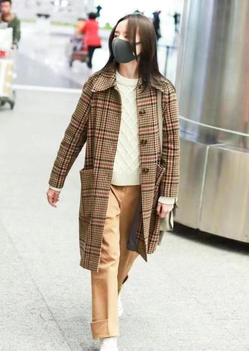  #女性朋友#董洁颜值真高！素颜出镜毫无畏惧，格纹大衣搭配白色毛衣保暖洋气