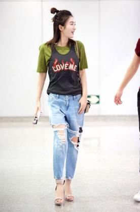 秦岚为了凹造型，短袖外面套背心，网友:素颜出镜心真大