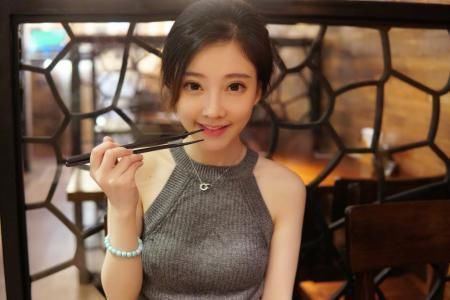 没有杨幂的筷子腿，就不要穿短裤出门了:冯提莫就是血的教训!