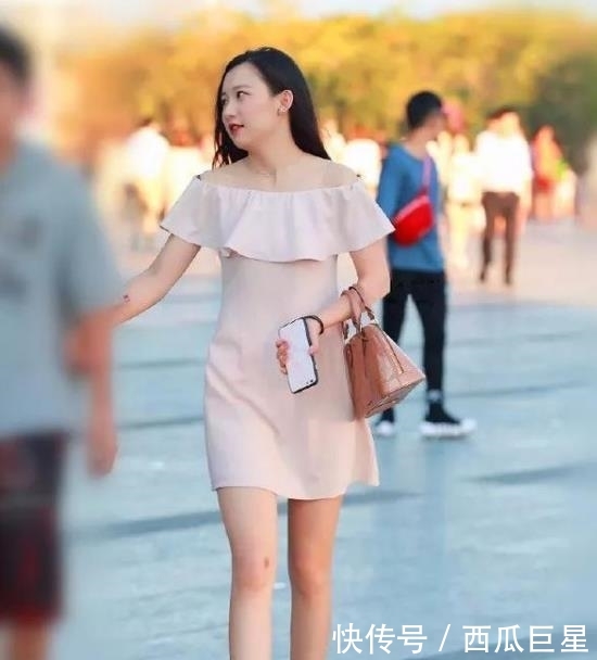  『风采』街拍：肤如凝脂的美女，一条白色的连衣裙，时尚女神风采迷人