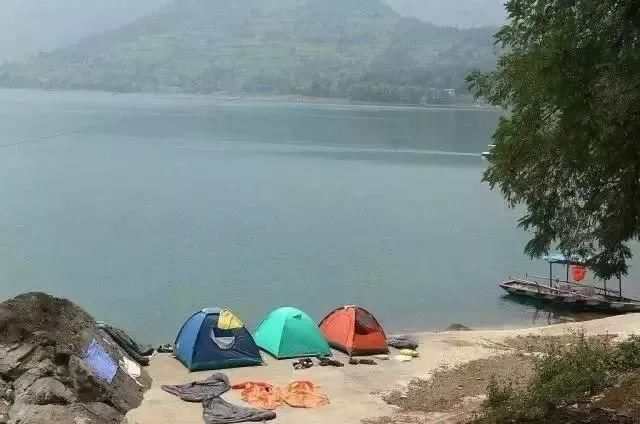 这个湖与邛海、泸沽湖齐名,是四川第三大天然高原湖泊