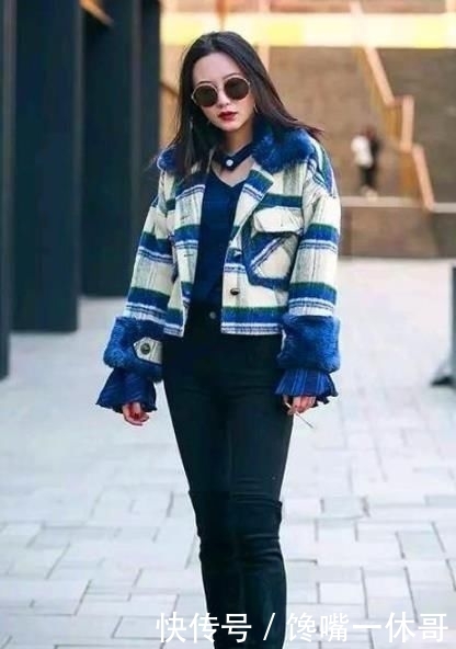 『休闲』街拍:如花似玉的小姐姐,一件黄色连衣裙配休闲开衫,时尚自然美