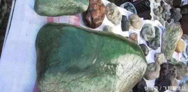  「玉石」谁说老外不玩奇石, 看看国外的石头市场是啥样!