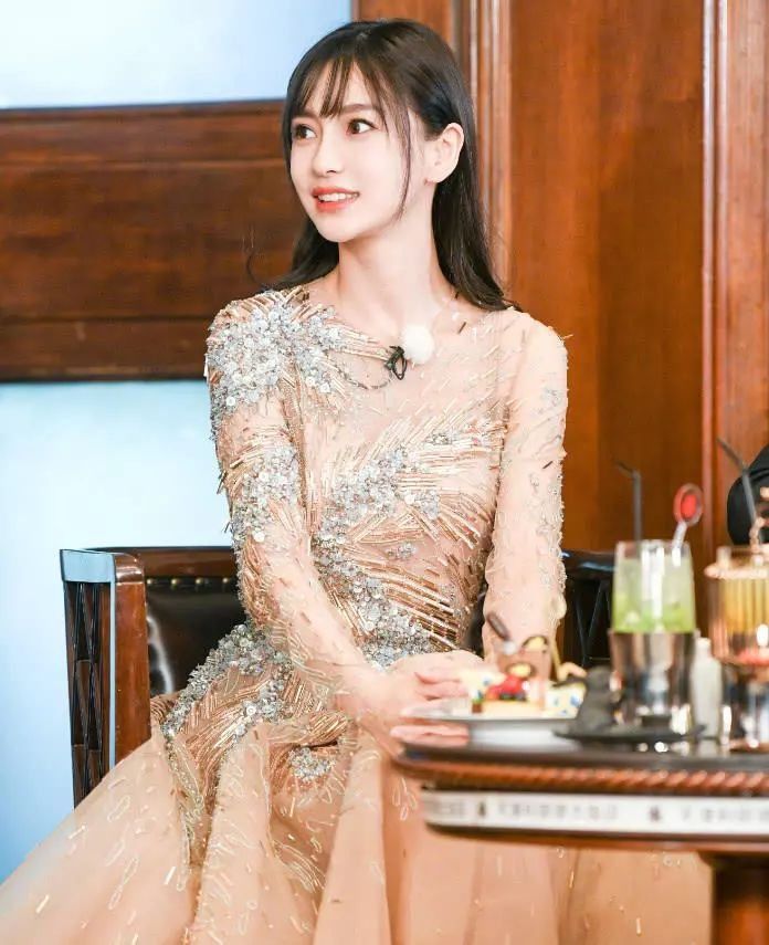 杨颖绝了，裙子扎“一百根针”看着都疼，网友:世界上最美女神!