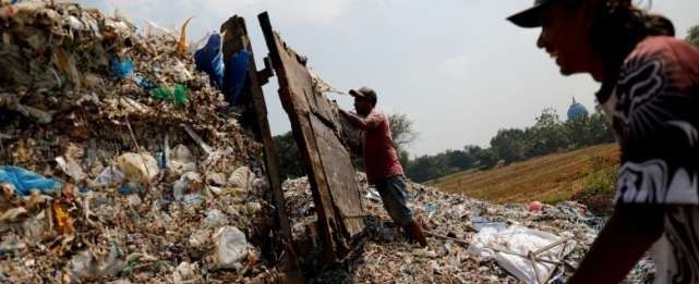 印尼村庄男女老少见洋垃圾笑逐颜开，不顾健康不种水稻只要洋垃圾