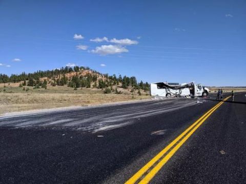 美国犹他州车祸现场惨烈 旅游大巴变形严重