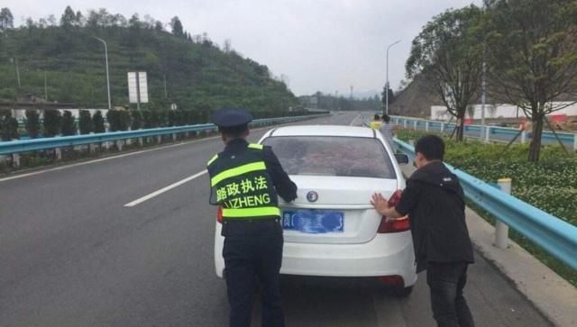 高速半路车坏了咋办？直接找交警吗？很多车主不懂，花了冤枉钱！