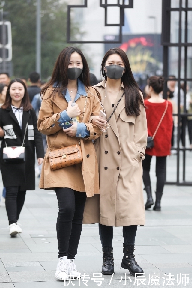  姑娘|路人街拍，姑娘穿一条水洗色破洞牛仔裤，休闲又帅气