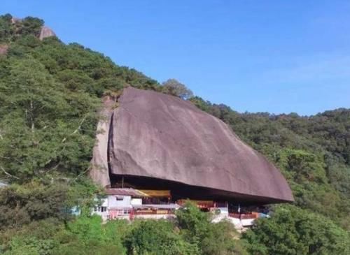 我国有个寺庙很神奇，被压在石头底下，距今已有400年