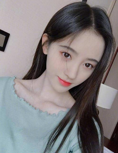 鞠婧祎太撩了!穿红T恤尽显甜美可爱,真不愧是“四千年美女”!