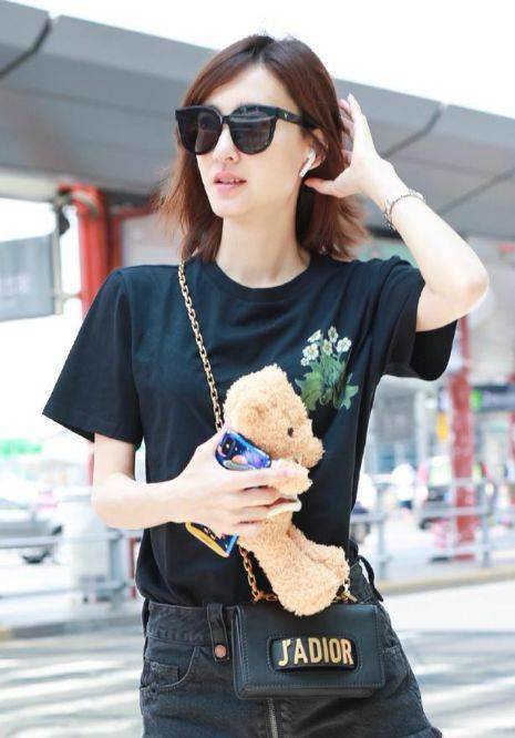 王丽坤又不安分了，短裤都短到大腿根，网友：林更新能驾驭吗？