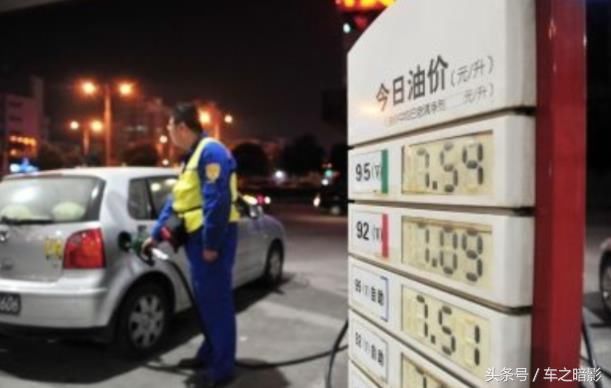 油价再次回暖，国内油价跌回7块，网友：我们的6元时代不远了！
