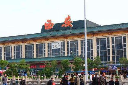 中国名气“最差”的火车站，一出站就有人塞卡片，大妈在广场拉人